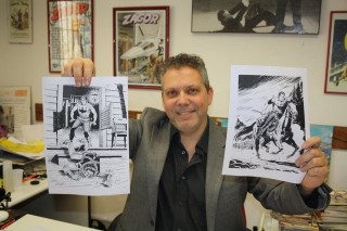 Moreno Burattini fotografato con le tavole di Zagor Moreno Burattini fotografato con le tavole di Zagor