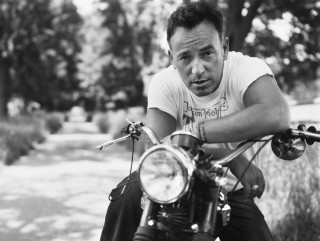 Springsteen nella difficile imitazione simultanea di Marlon Brando e Stan Laurel