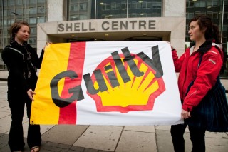 Manifestanti contro la Shell