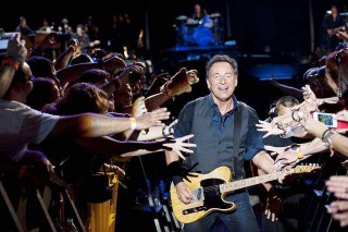 Bruce passa fra due ali di folla adoranti