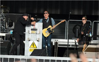 Bruce Springsteen e Little Steven aprono il concerto di Dublino con un generatore