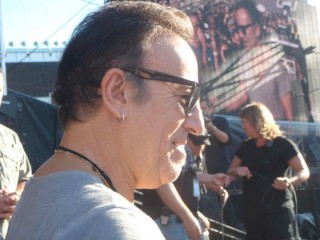 Bruce Springsteen a Helsinki mentre - a giudicare dai visi immortalati nel maxischermo - saluta me o mio marito
