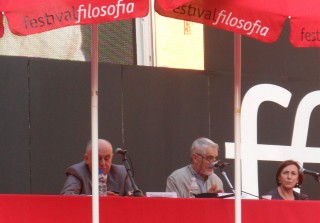 Tra le autorità, al centro, Latouche