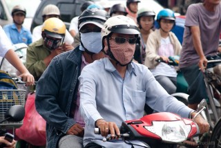 Scooter e mascherine antismog a Saigon