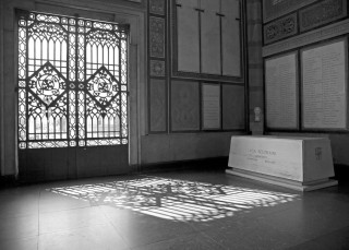 Salone centrale del Famedio con sepolcro di Luca Beltrami