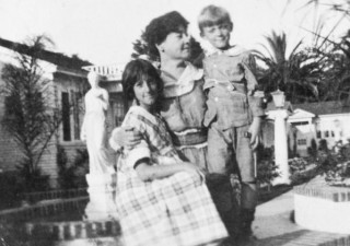 Alice Guy con i suoi due figli Alice Guy con i suoi due figli