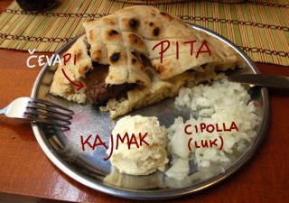 Cevapi nella pita con kajmak e cipolla
