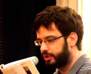 Mauro Daltin durante un reading