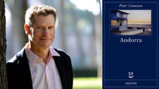 Peter Cameron accanto alla copertina