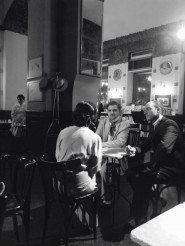 Una foto di scena con Isaura Argese sullo sfondo e, da sinistra, Giustina Testa, Julian Sgherla e Riccardo Beltrame