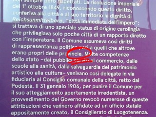 Una didascalia non proprio impeccabile della mostra La Grande Trieste